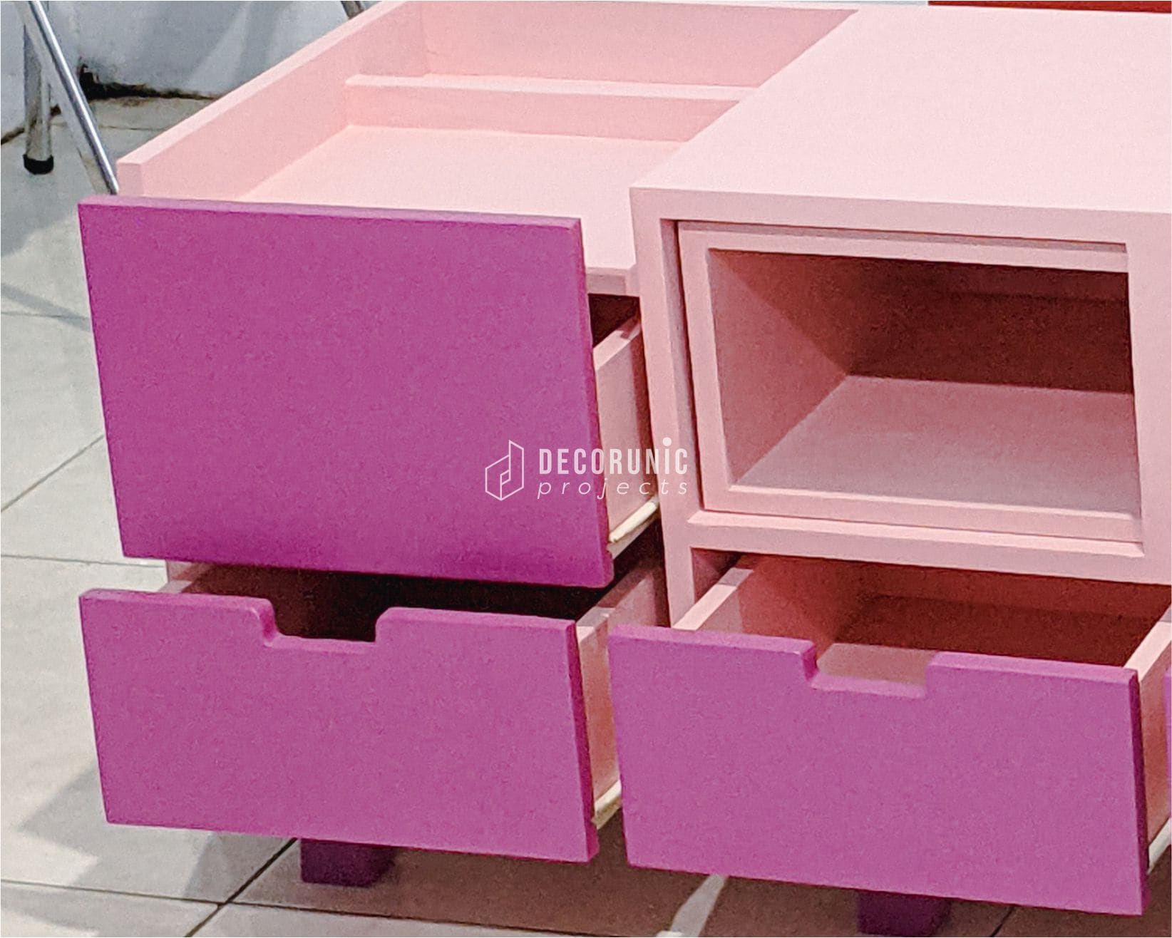 Meja TV hemat ruang warna pink dari kayu solid