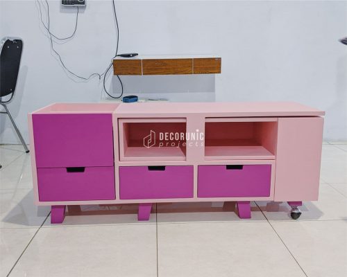 Meja TV hemat ruang warna pink dari kayu solid